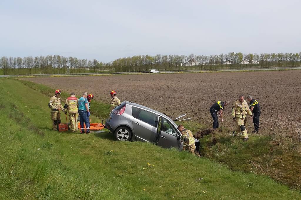 Auto vliegt uit de bocht de sloot in
