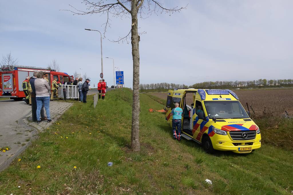 Auto vliegt uit de bocht de sloot in