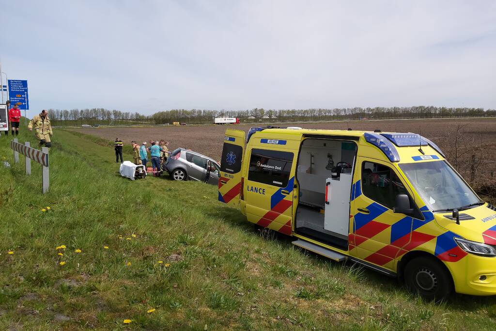 Auto vliegt uit de bocht de sloot in