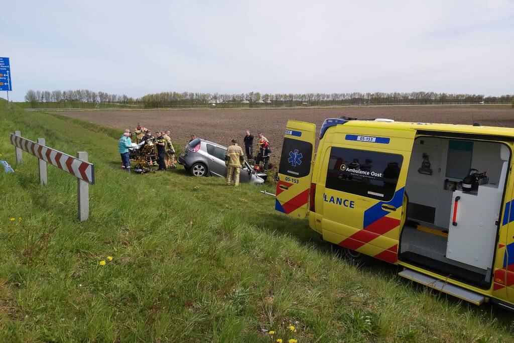 Auto vliegt uit de bocht de sloot in