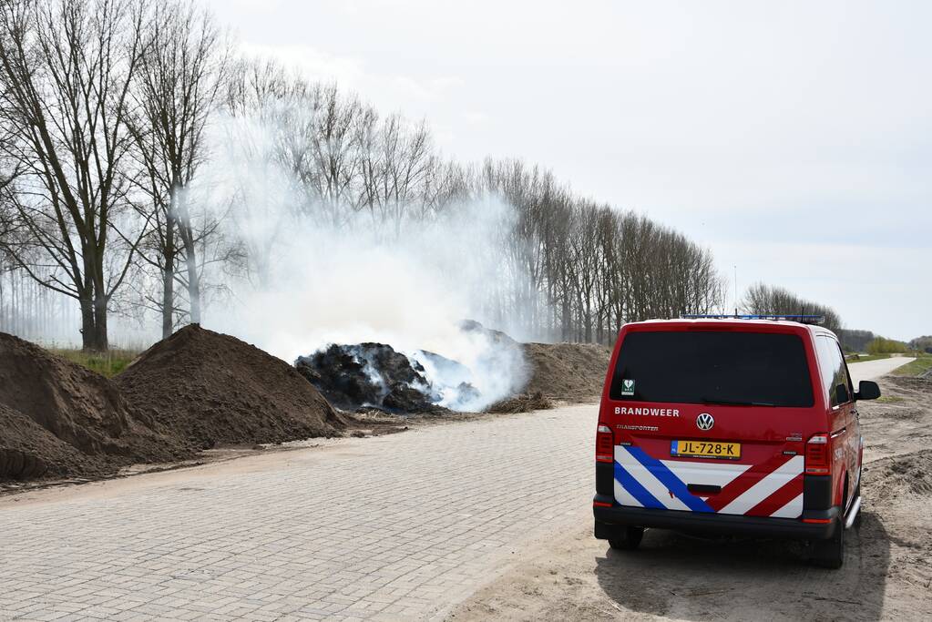 Grote rookwolken door brand in berg riet