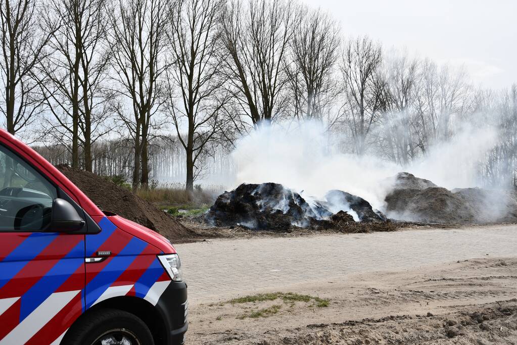 Grote rookwolken door brand in berg riet