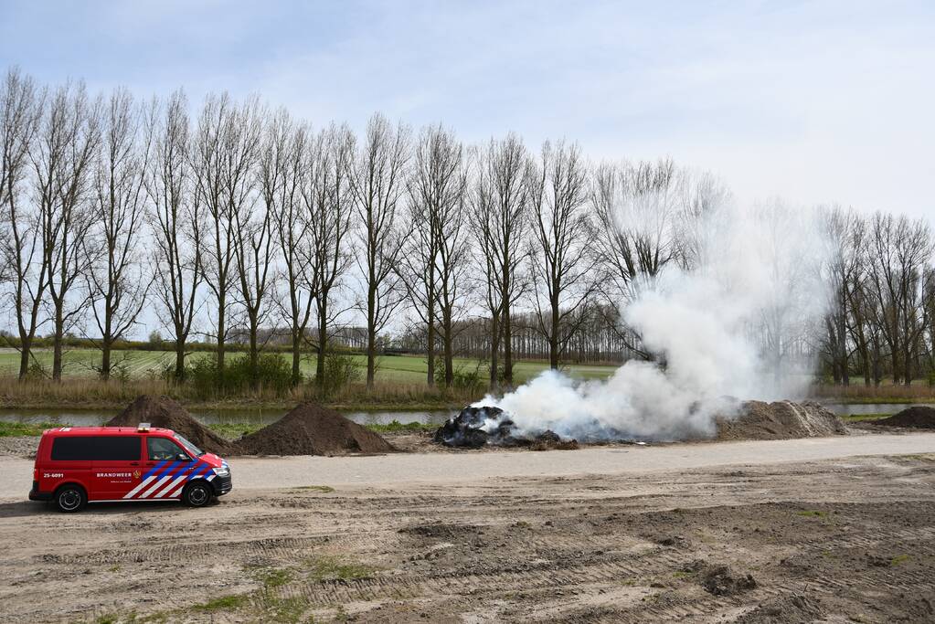 Grote rookwolken door brand in berg riet