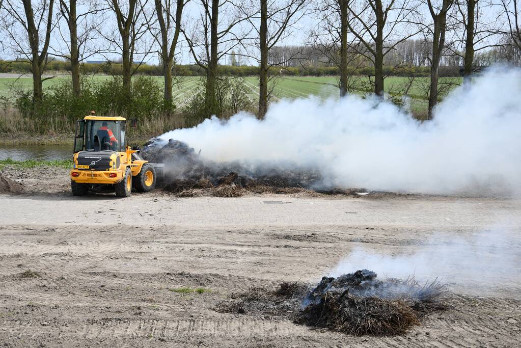 Grote rookwolken door brand in berg riet