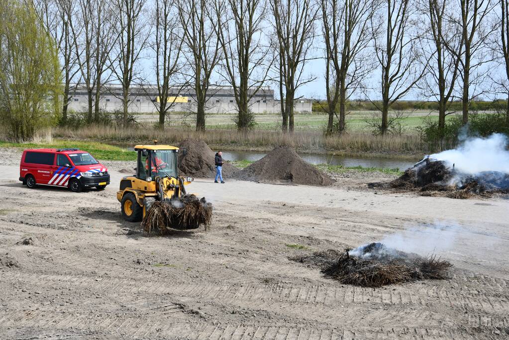 Grote rookwolken door brand in berg riet