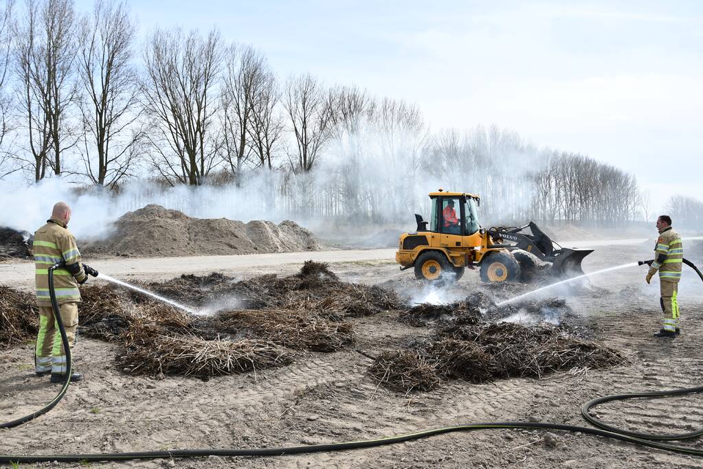 Grote rookwolken door brand in berg riet