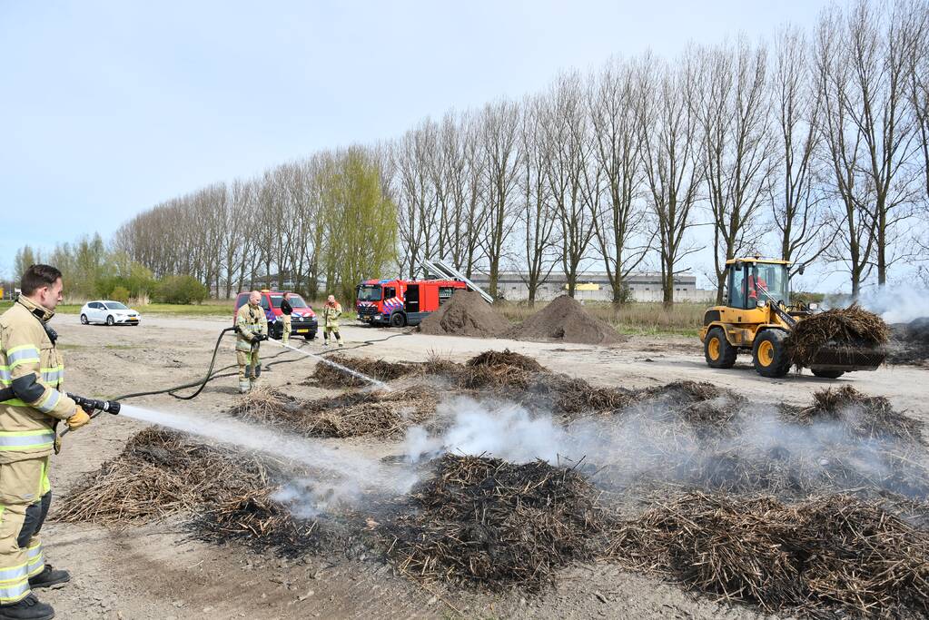 Grote rookwolken door brand in berg riet