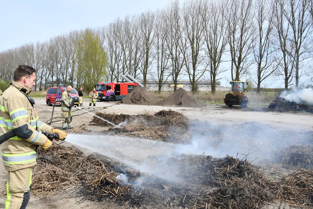 Grote rookwolken door brand in berg riet