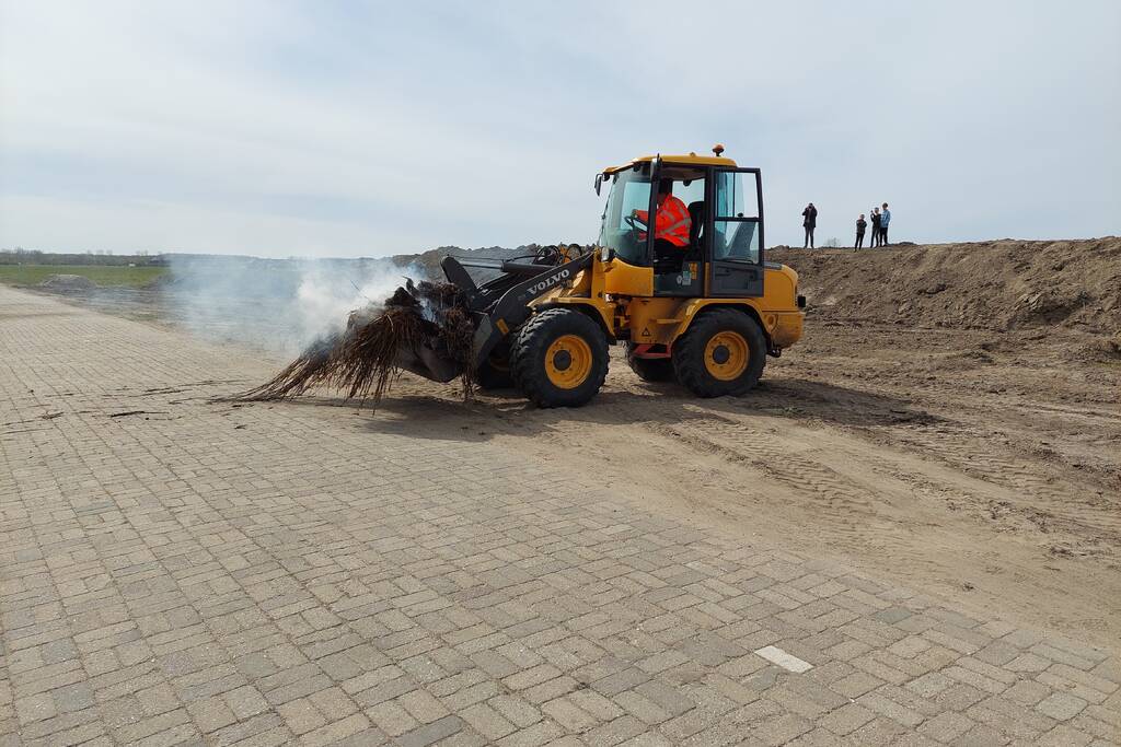 Grote rookwolken door brand in berg riet