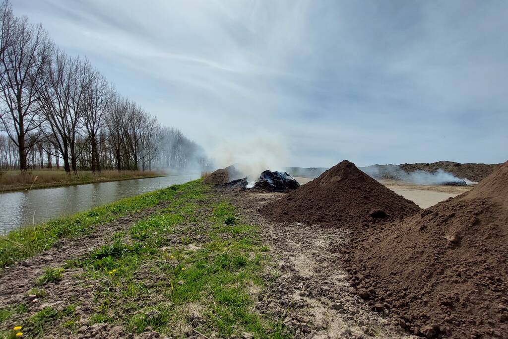Grote rookwolken door brand in berg riet