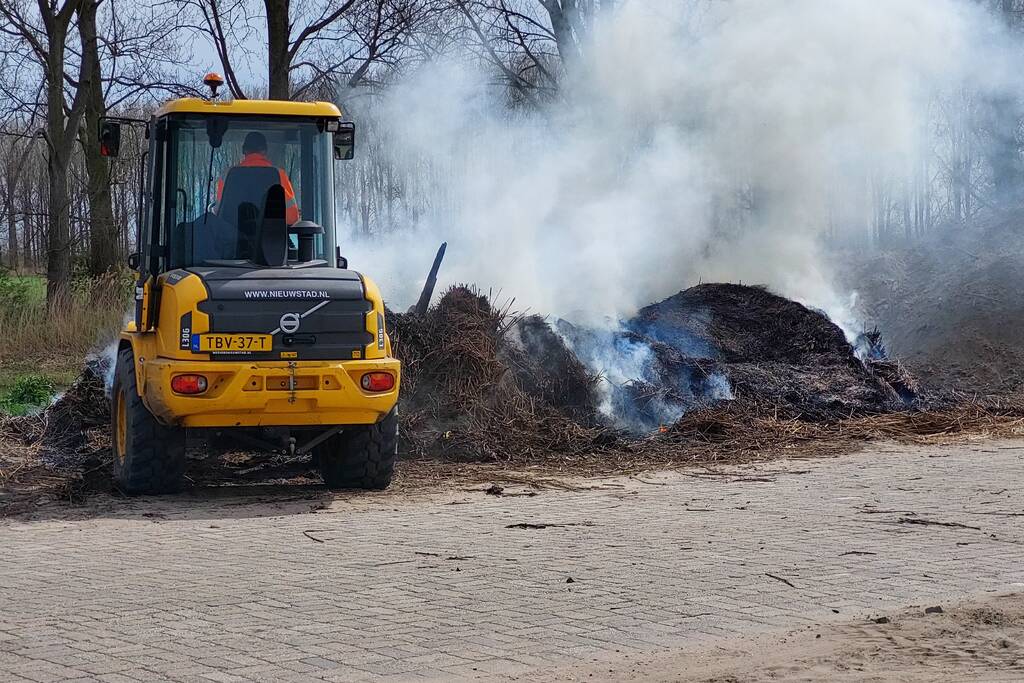 Grote rookwolken door brand in berg riet