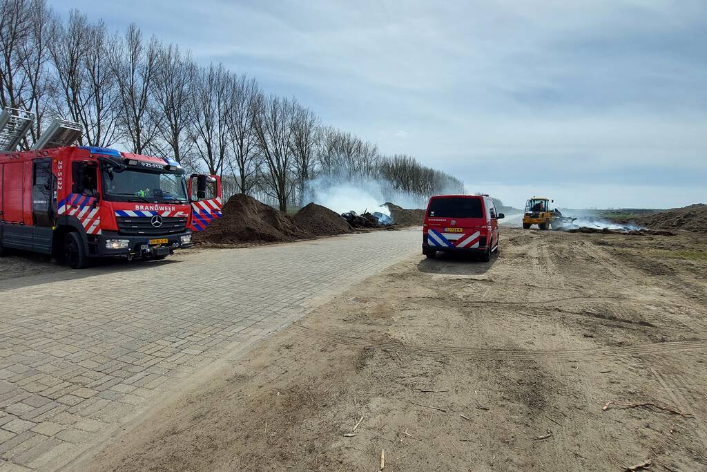 Grote rookwolken door brand in berg riet