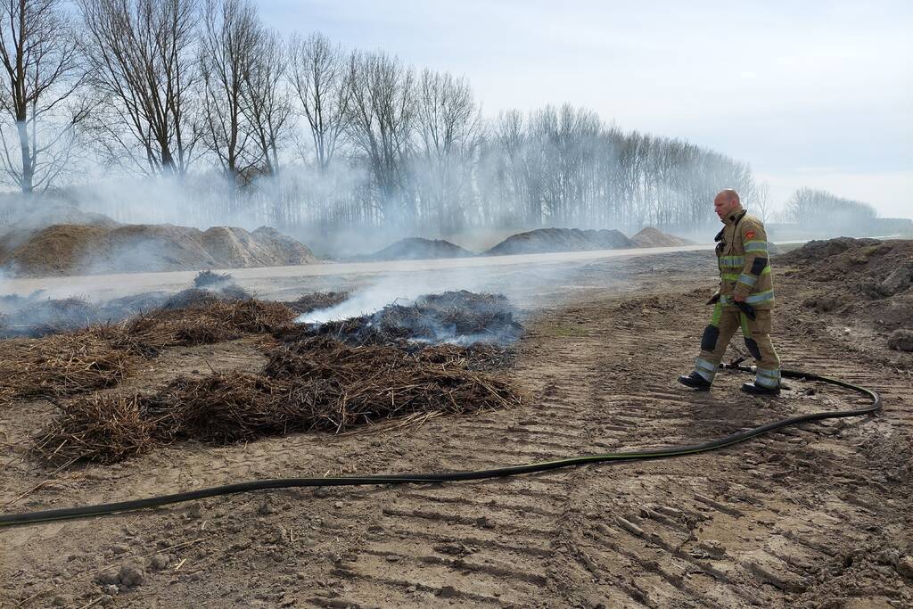 Grote rookwolken door brand in berg riet
