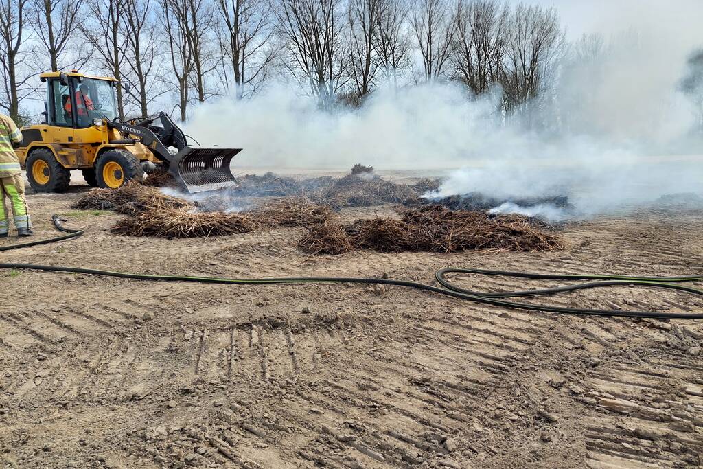 Grote rookwolken door brand in berg riet