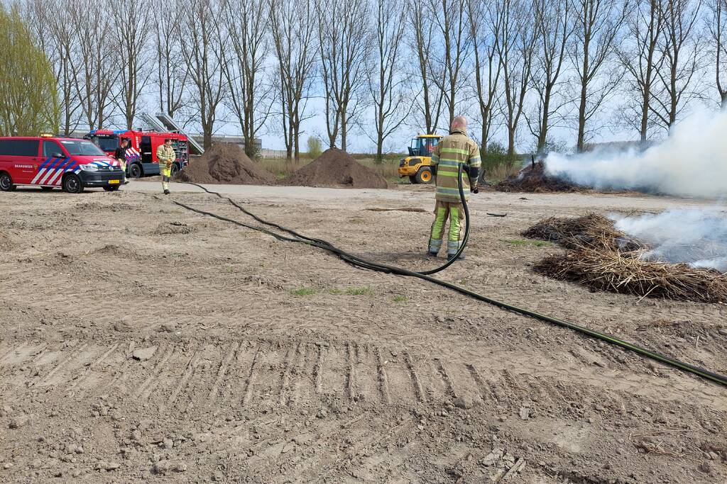 Grote rookwolken door brand in berg riet
