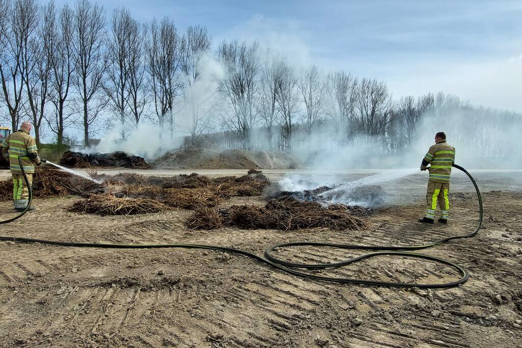 Grote rookwolken door brand in berg riet