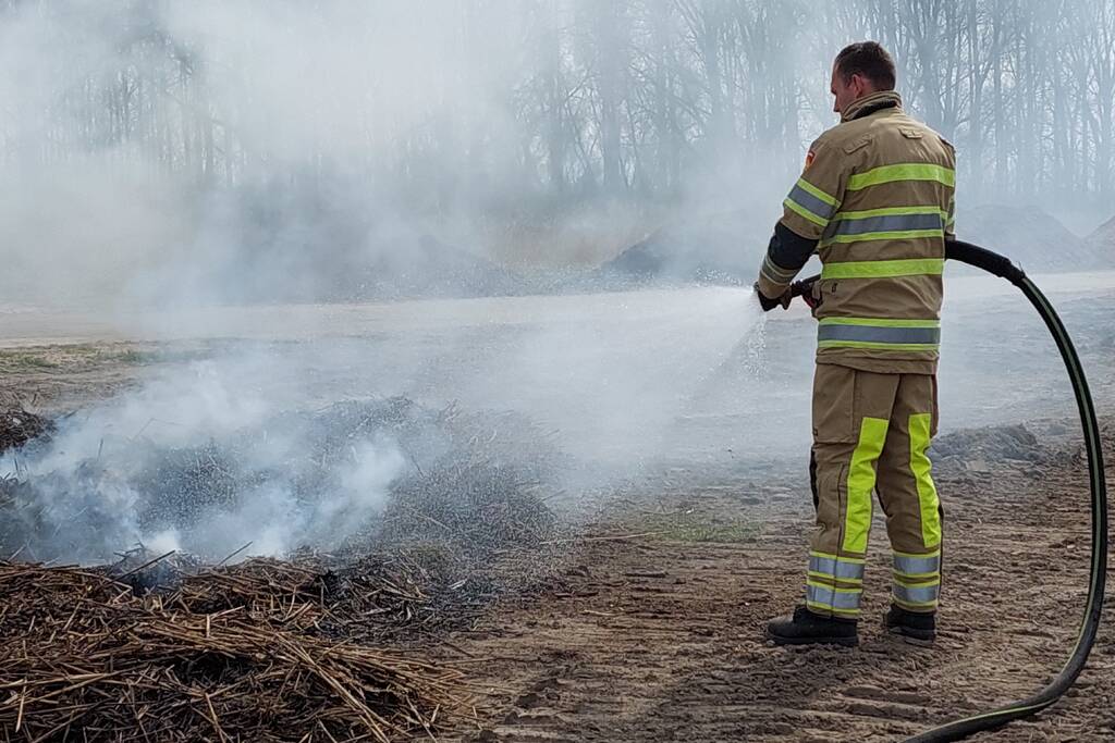 Grote rookwolken door brand in berg riet