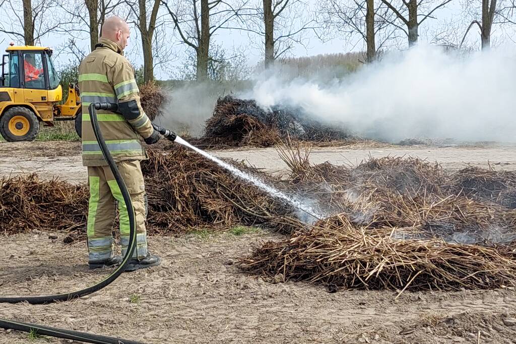 Grote rookwolken door brand in berg riet