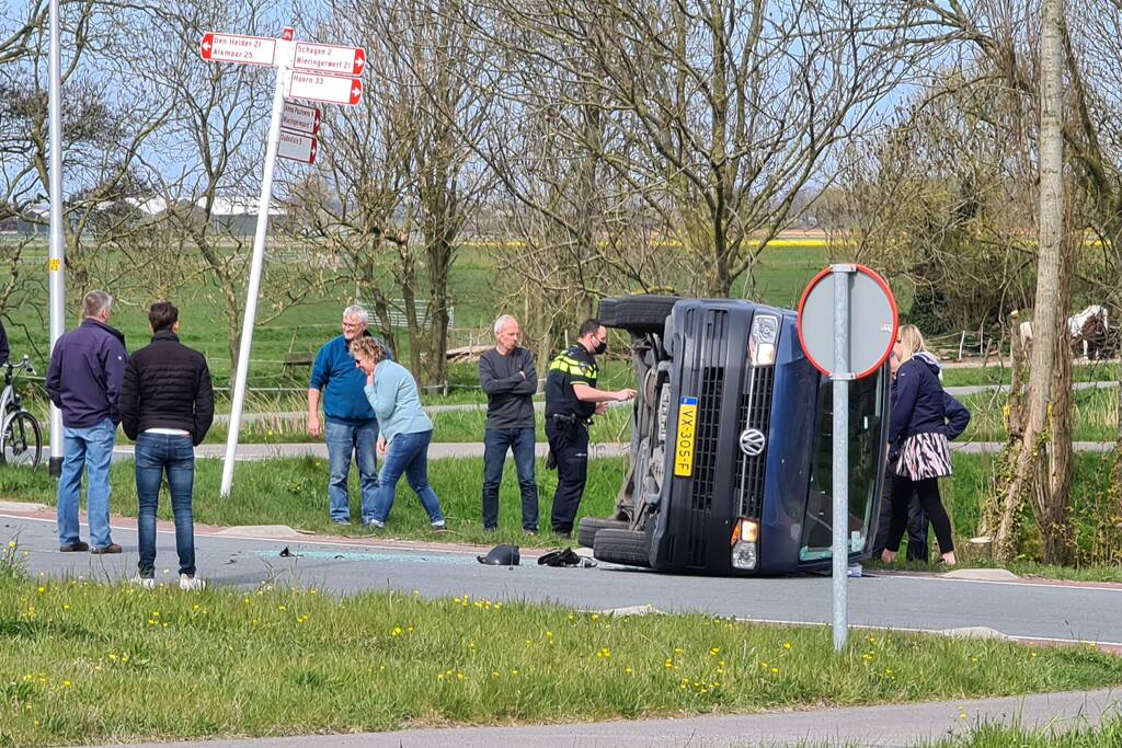 Bestelbus belandt op zijn kant bij verkeersongeval