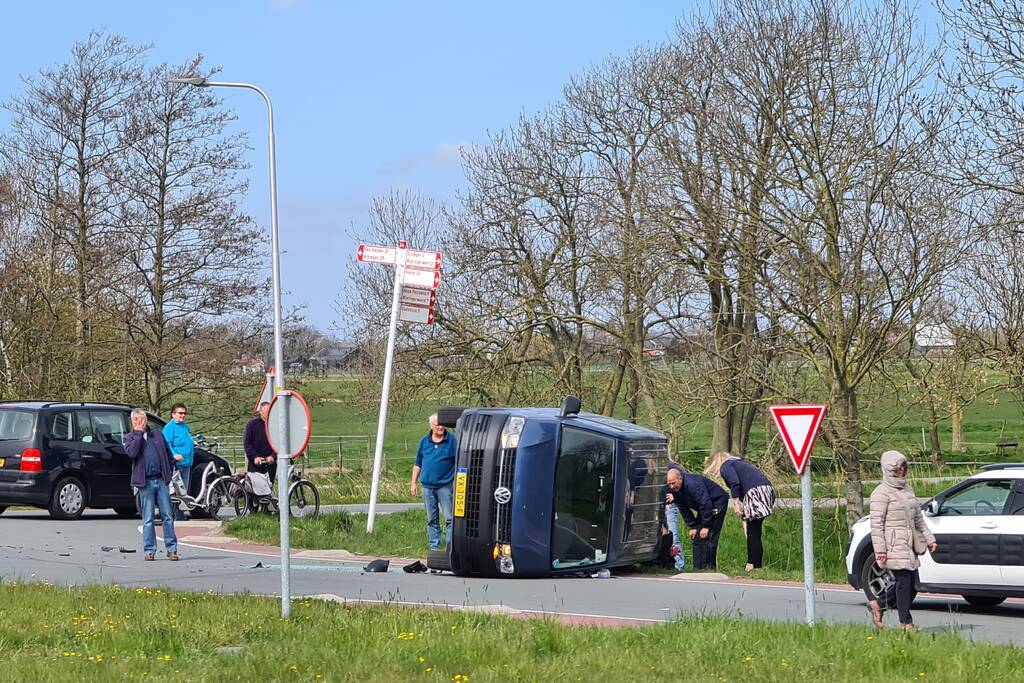 Bestelbus belandt op zijn kant bij verkeersongeval