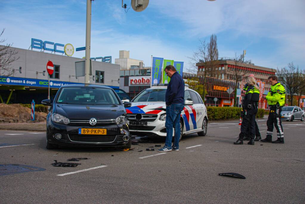 Politieauto met spoed ramt personenauto