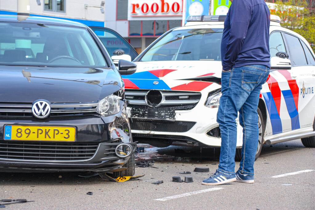 Politieauto met spoed ramt personenauto