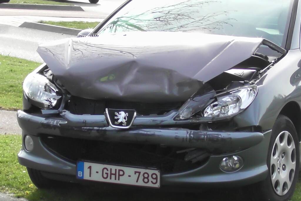 Kind nagekeken na kop-staart botsing