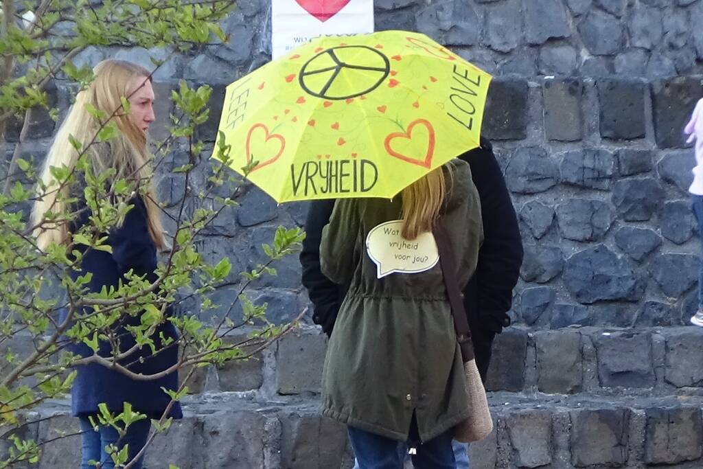 Demonstratie tegen coronamaatregelen op Stadhuisplein