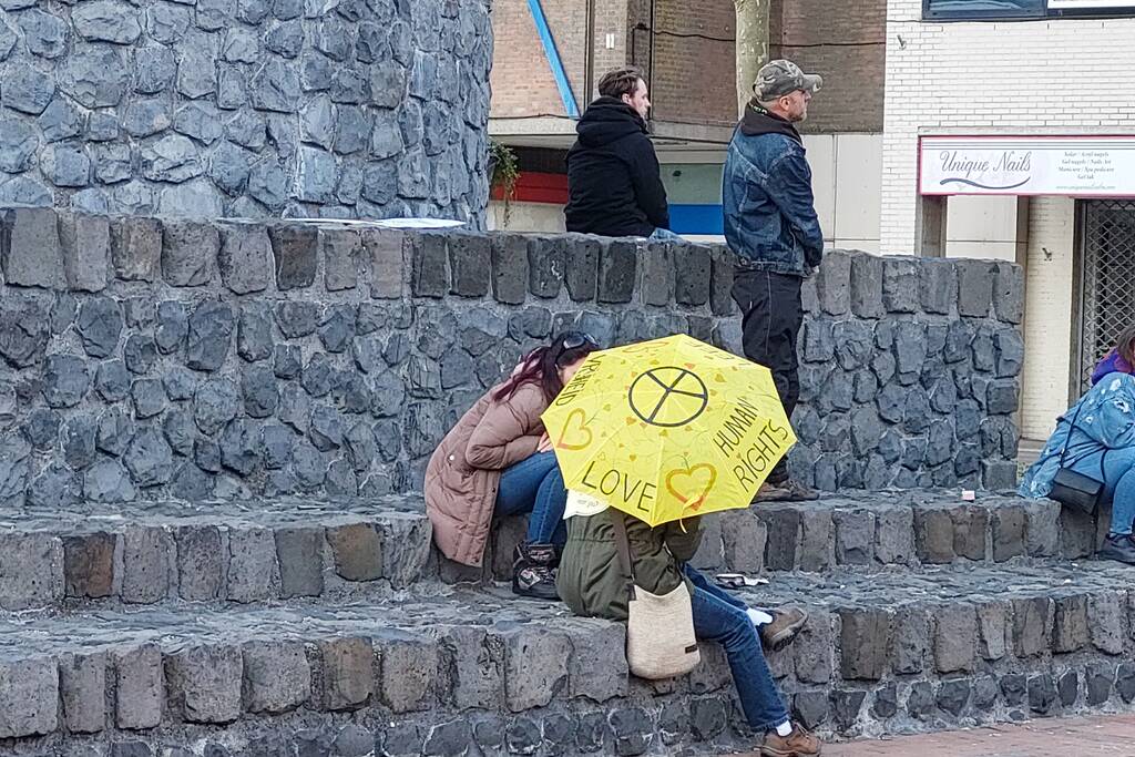 Demonstratie tegen coronamaatregelen op Stadhuisplein