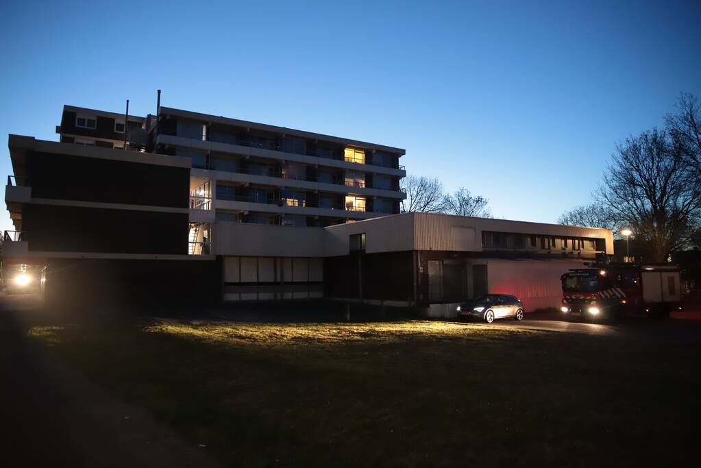 Veel hulpdiensten ingezet voor man met biertje op dak van flat