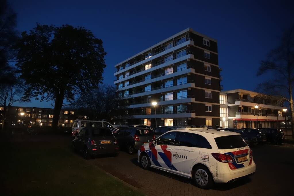 Veel hulpdiensten ingezet voor man met biertje op dak van flat