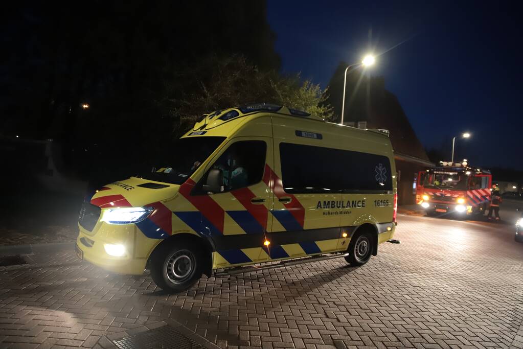 Veel hulpdiensten ingezet voor man met biertje op dak van flat