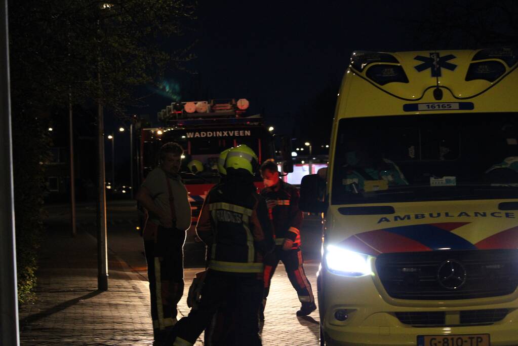 Veel hulpdiensten ingezet voor man met biertje op dak van flat