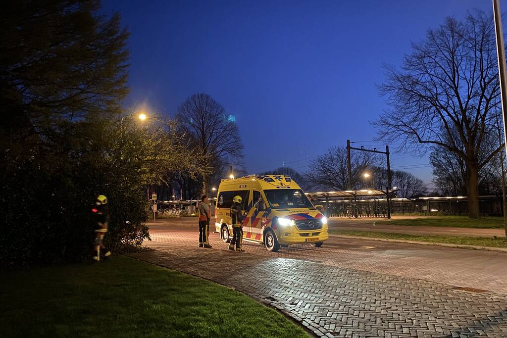 Veel hulpdiensten ingezet voor man met biertje op dak van flat