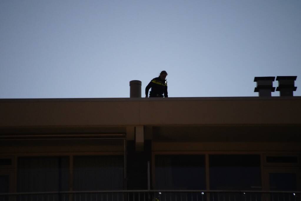 Veel hulpdiensten ingezet voor man met biertje op dak van flat