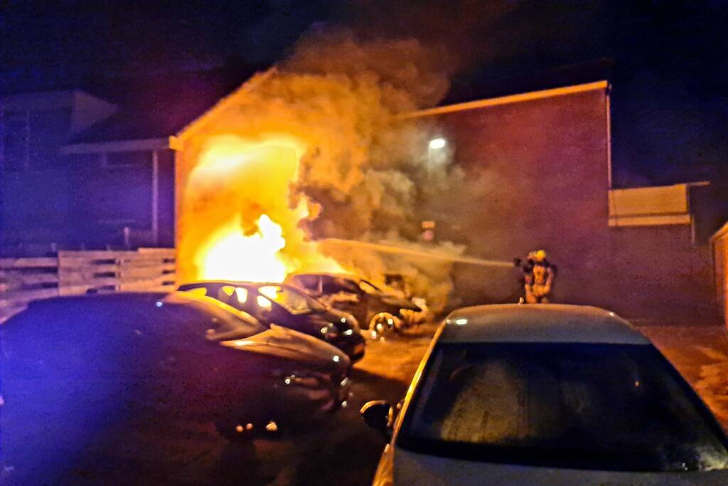 Gewonde bij brand in meerdere voertuigen
