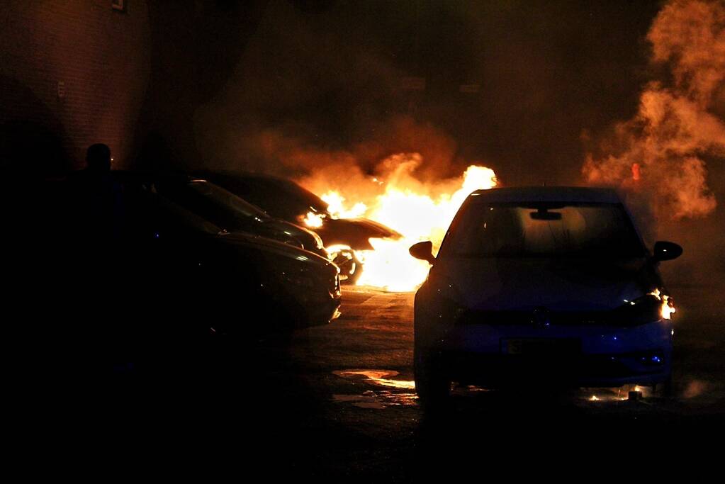 Gewonde bij brand in meerdere voertuigen