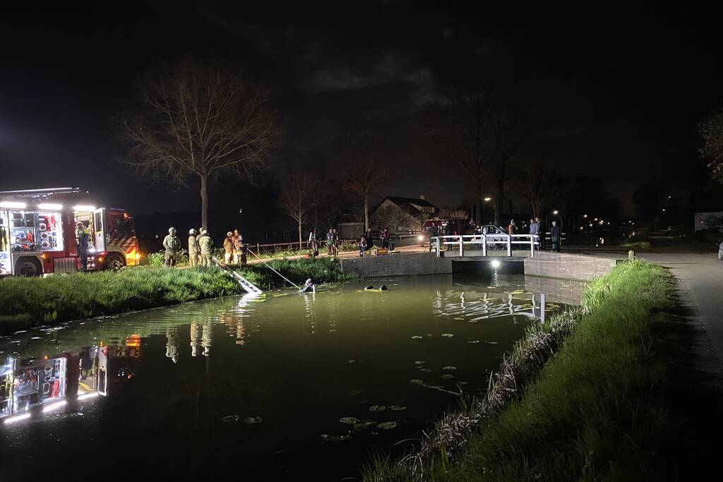 Brommobiel op z'n kop in de sloot