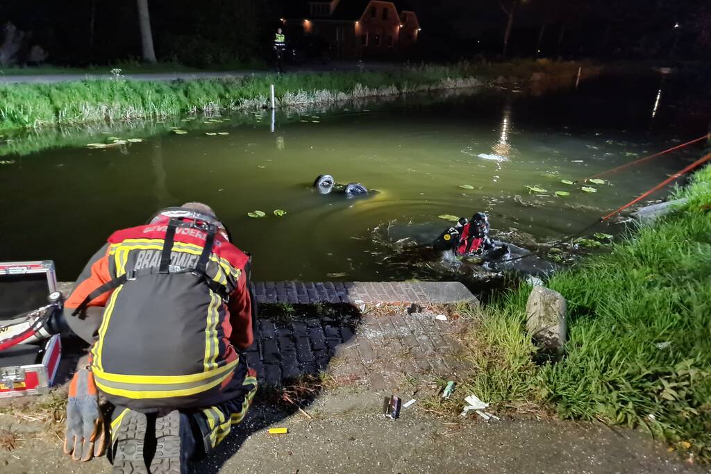 Brommobiel op z'n kop in de sloot