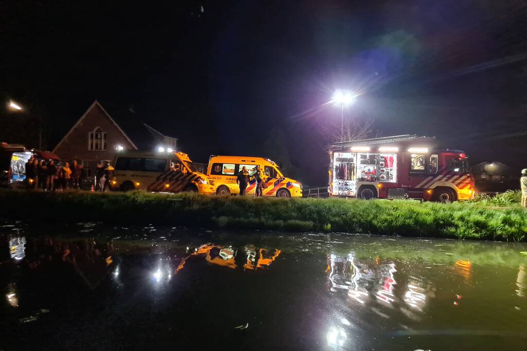 Brommobiel op z'n kop in de sloot