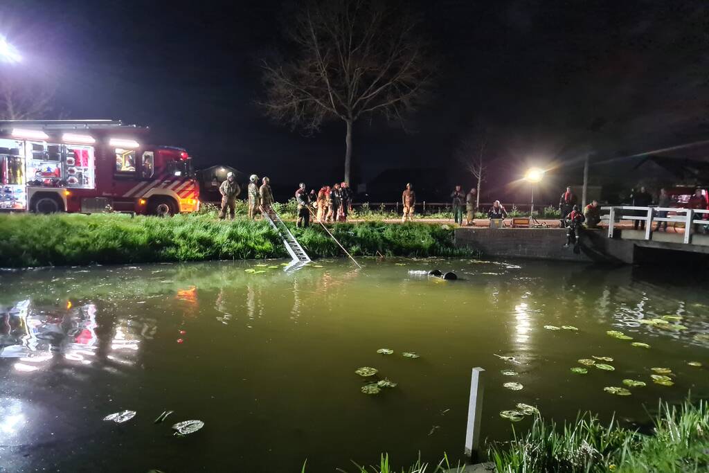 Brommobiel op z'n kop in de sloot