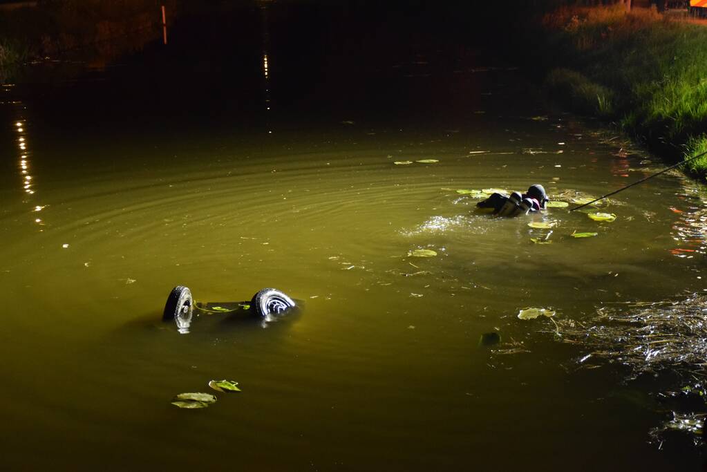 Brommobiel op z'n kop in de sloot