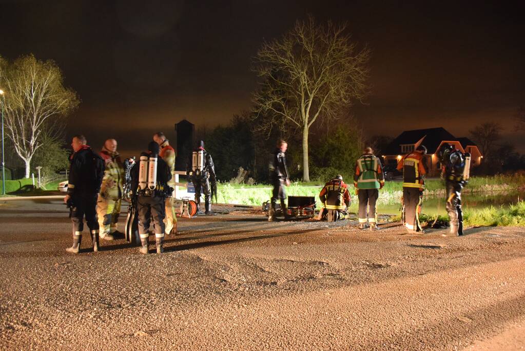 Brommobiel op z'n kop in de sloot
