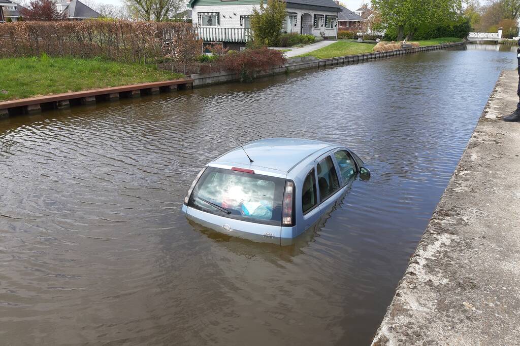 Personenauto belandt in water