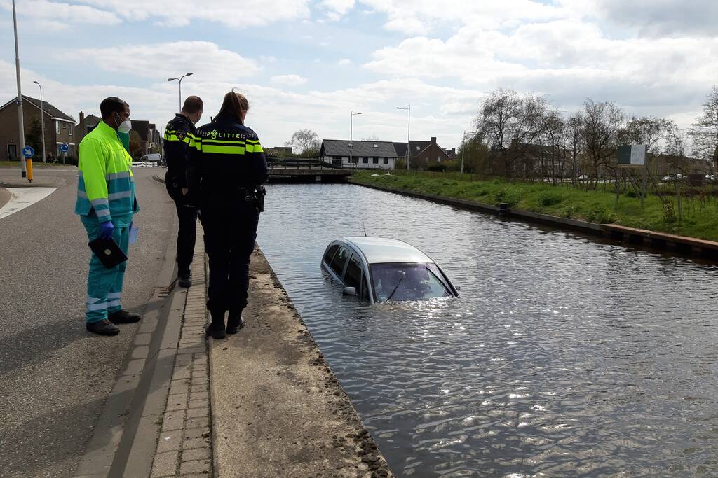 Personenauto belandt in water