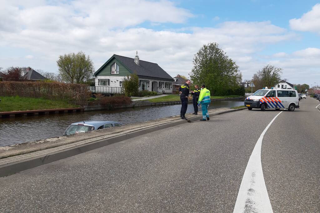 Personenauto belandt in water