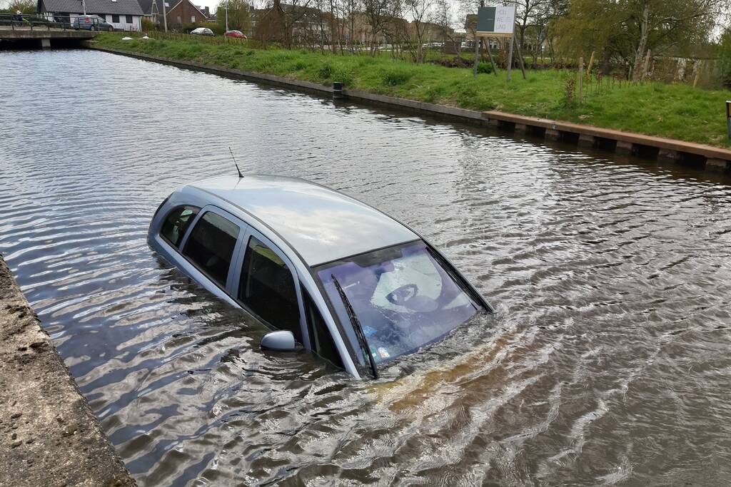 Personenauto belandt in water