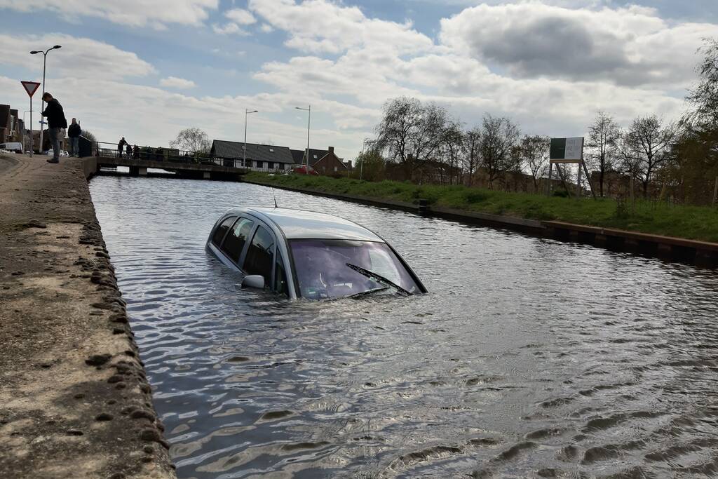 Personenauto belandt in water