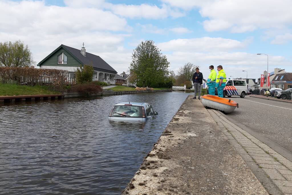 Personenauto belandt in water