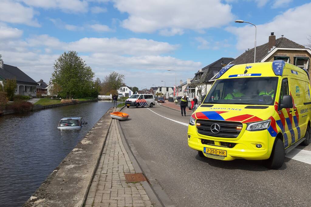 Personenauto belandt in water